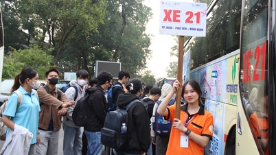 Thousands of students receive "all-inclusive" packages to return home for Tet (Lunar New Year).