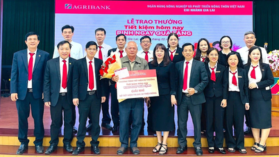 Cabang Agribank Gia Lai memberikan hadiah kepada nasabah yang menang saat menyetor tabungan.