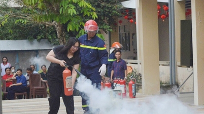 An Minh: Nearly 1,300 people practice fire prevention and firefighting skills.