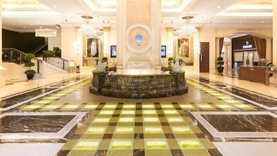 Face à la flambée des prix de l'or, un propriétaire d'hôtel a vendu ses sols plaqués or, empochant ainsi 332 milliards de VND.