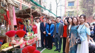 Le quartier de Thanh Xuan organise « Réunion du Têt - Printemps de la gratitude envers le Parti »
