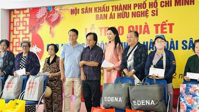 People's Artist Trinh Kim Chi brings Tet (Lunar New Year) early to artists and stage workers.