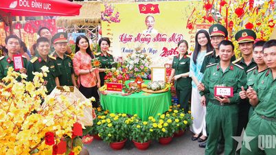 ການແຂ່ງຂັນທີ່ໜ້າຕື່ນເຕັ້ນໃນການຫໍ່ເຂົ້າໜົມປັງຈຸງ (ເຂົ້າໜົມເຂົ້າແບບດັ້ງເດີມຂອງຫວຽດນາມ) ແລະ ການຕົກແຕ່ງກິ່ງງ່າດອກແອບປຣີຄອດ ແລະ ດອກພີດ.