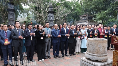 La delegación que asistió al programa para reunirse y conectar a los vietnamitas de ultramar con la provincia de Ninh Binh ofreció incienso en el Sitio Histórico Nacional Especial de la Antigua Capital de Hoa Lu.