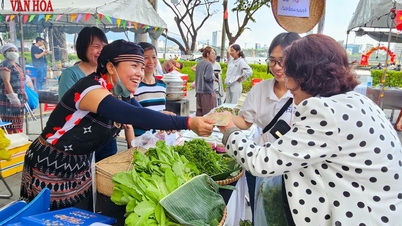 Menghadirkan kembali suasana pasar Tet tradisional di Da Nang.