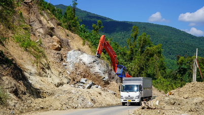 Réparation des glissements de terrain sur le col de montagne reliant les zones montagneuses de Khanh Hoa.