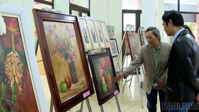 Lao Cai inaugura a exposição de arte "Cores das Flores da Primavera".