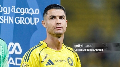 Les supporters d'Al Nassr réagissent avec surprise alors que Cristiano Ronaldo poursuit son offensive.