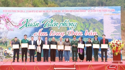 Le « Programme de gardes-frontières de printemps : réchauffer le cœur des populations locales » dans la commune de Xuan Nha.