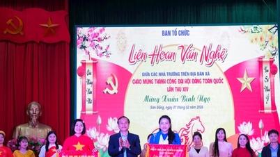 Son Dong: Arts and culture festival among villages, residential areas, and schools in the area.