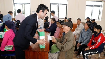 Ngân hàng Chính sách xã hội tặng quà gia đình hoàn cảnh khó khăn tại xã Kiên Lao