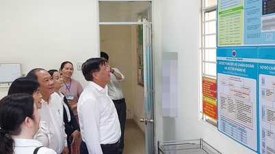 Deputy Minister of Health Do Xuan Tuyen extends New Year greetings and inspects Tet holiday duty arrangements at medical facilities in Ho Chi Minh City.