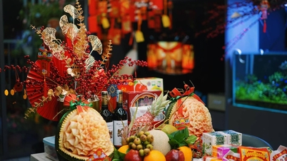 Fira Tet (vietnamesiskt nyår) med traditionella festligheter från alla tre regioner i Vietnam här i Hanoi.