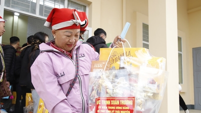 Sekretarz partii prowincji Thai Nguyen, Trinh Xuan Truong, wręcza prezenty Tet ubogim gospodarstwom domowym w gminie Ngu Chi Son w prowincji Lao Cai.