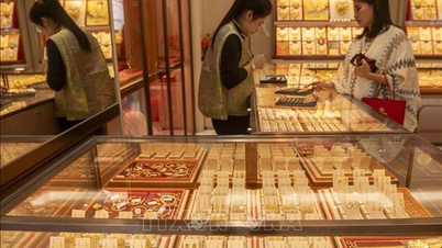 China cumpără aur pentru a 15-a lună consecutiv.