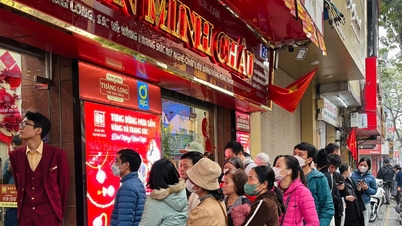 La gente se apresura a hacer cola para comprar oro, creyendo que alcanzará los 200 millones de VND por tael.