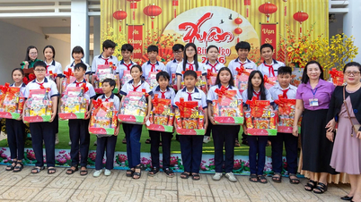 Sekolah Menengah Le Hong Phong (kelurahan Phan Rang) membagikan 133 hadiah Tet kepada siswa dari keluarga kurang mampu.