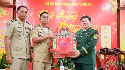 កងកម្លាំងការពារព្រំដែនសមុទ្រកម្ពុជាទៅសួរសុខទុក្ខ និងជូនពរឆ្នាំថ្មីដល់កងកម្លាំងការពារព្រំដែនខេត្តអានយ៉ាង។