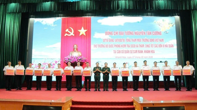 Generaal Nguyen Tan Cuong inspecteert de marine-eenheden op de militaire basis Cam Ranh en wenst hen een gelukkig nieuwjaar.