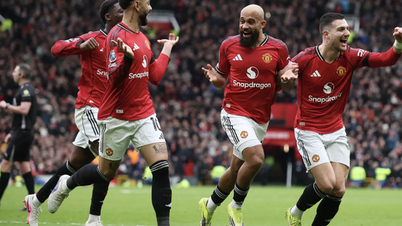 O Manchester United derrota o Tottenham e sobe para o grupo dos quatro primeiros colocados da Premier League.
