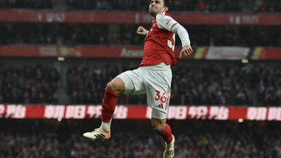 Arsenal rozdrtil Sunderland a vyšplhal se na čelo tabulky Premier League.