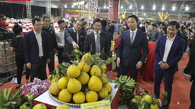 A Tavaszi Fesztivál helyszíne a Minh Chau regionális specialitásait kínálja.