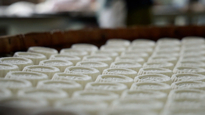 Thu Xa Ancient Town: The aroma of traditional rice cakes still lingers, and the looms continue their rhythmic weaving as Tet approaches.