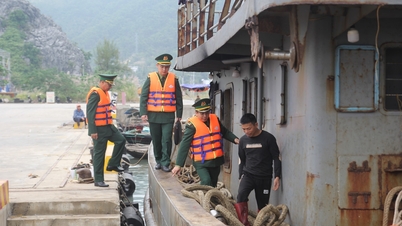 Ofițerii Grăniceri din Hai Phong lucrează alături de pescari pentru a implementa reglementările INN.