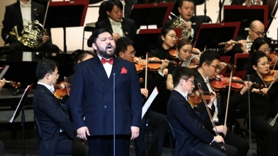 Coloana sonoră maiestuoasă a filmului „Călătorie spre Vest” este interpretată de orchestra simfonică.