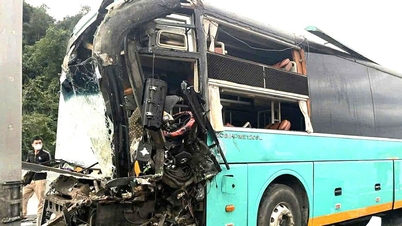 Multiple-vehicle accident on Van Phong - Nha Trang expressway causes prolonged traffic jam; traffic police open emergency U-turn point.