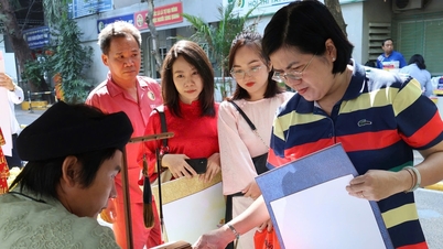 Răspândind spiritul primăverii la Institutul de Medicină Tradițională din Ho Chi Minh City.