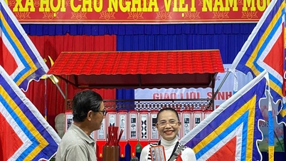 Melodi lagu-lagu rakyat dan Bài Chòi (pertunjukan teater tradisional Vietnam) bergema.