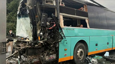 वान फोंग-न्हा ट्रांग राजमार्ग पर चार कारों की आपस में टक्कर हो गई।