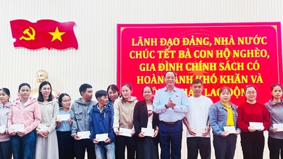 De vicevoorzitter van de Nationale Vergadering, luitenant-generaal Tran Quang Phuong, overhandigt Tet-geschenken in de wijk Duc Pho in Quang Ngai.