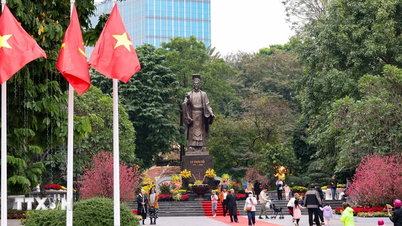 Presiden Luong Cuong, bersama-sama perwakilan Vietnam di luar negara, mempersembahkan kemenyan di Monumen Ly Thai To dan Kuil Ngoc Son.