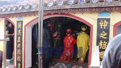 Helig ceremoni för att dyrka Söderhavets gud av fiskarna i Quang Ngai