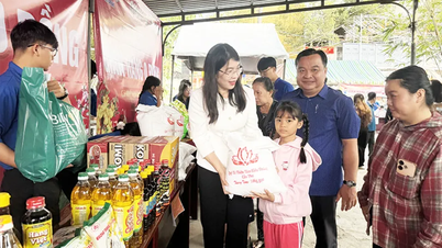 Pemuda Can Tho bergandengan tangan dengan anak-anak dan remaja untuk merayakan festival musim semi dan menyambut Tahun Baru Imlek.