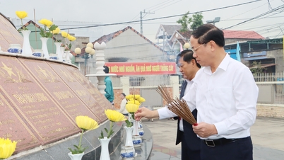 প্রাদেশিক গণ কমিটির চেয়ারম্যান ফাম আন তুয়ান তৃতীয় গোল্ডেন স্টার ডিভিশনের শহীদদের গণকবর পরিদর্শন করেছেন।