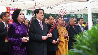 Der Präsident und im Ausland lebende Vietnamesen brachten am Ly Thai To Monument und am Ngoc Son Tempel Weihrauch dar.