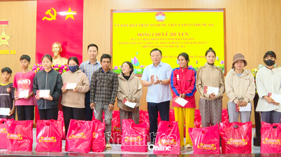 ថ្នាក់ដឹកនាំខេត្តចុះសួរសុខទុក្ខ និងជូនអំណោយបុណ្យចូលឆ្នាំថ្មីដល់ប្រជាជននៅឃុំភឿកហា។