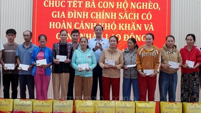 Wakil Ketua Majelis Nasional Tran Quang Phuong memberikan hadiah kepada keluarga penerima perlakuan istimewa dan rumah tangga miskin di provinsi Quang Ngai.