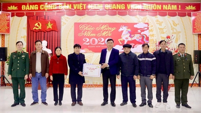 지방 지도자들이 지역 사회를 방문하여 설날 선물을 전달합니다.