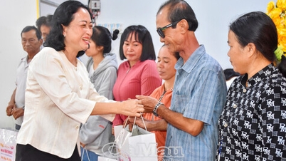 Entrega de presentes do Tet (Ano Novo Lunar) a famílias carentes na comuna de Phong Hiep.