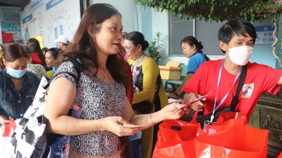 ตลาดสำหรับผู้ป่วยโรคหลอดเลือดสมองและผู้ป่วยไตวายระยะสุดท้ายในช่วงเทศกาลตรุษจีนในนครโฮจิมินห์