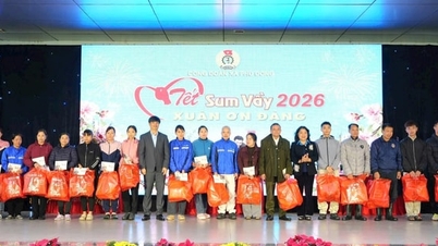 Phu Dong distributed 500 gift packages and shopping vouchers to union members and disadvantaged households.