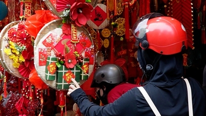 Belanja Tết 2026: Orang-orang mengencangkan ikat pinggang, pasar online mengalahkan pasar tradisional.