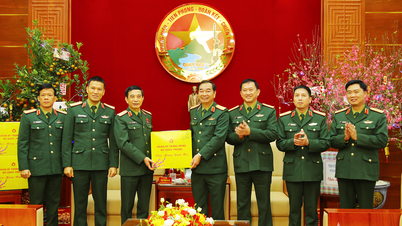 General Phan Van Giang besucht die Militärregion 1 und die Provinz Thai Nguyen und übermittelt dort Neujahrsgrüße.