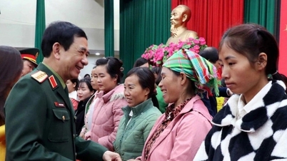 Generaal Phan Van Giang deelt Tet-geschenken uit aan arme gezinnen in Thai Nguyen.