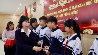 Menderma 240 juta VND untuk menyokong orang kurang upaya dan anak yatim di Hai Phong.