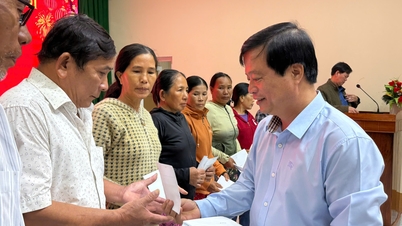 O vice-presidente permanente do Comitê Popular Provincial, Nguyen Tuan Thanh, visita e entrega presentes a pessoas com serviços meritórios e a famílias pobres e em situação de quase pobreza.